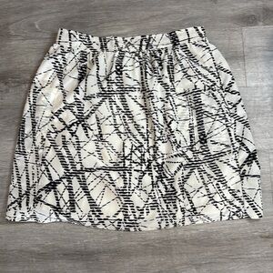Francesca's Large women’s black and white mini lined casual skirt with pockets